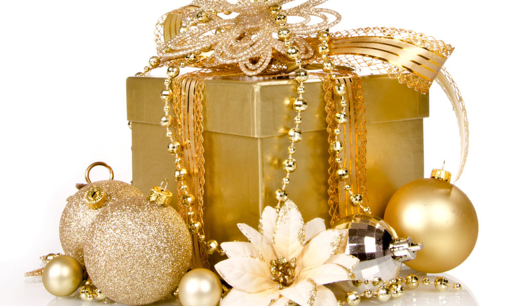 Коробка с Новогодним подарком с елочными  шариками на белом фоне