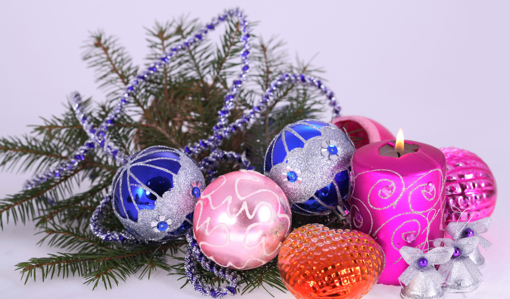 Красивые новогодние украшения с зеленой еловой веткой