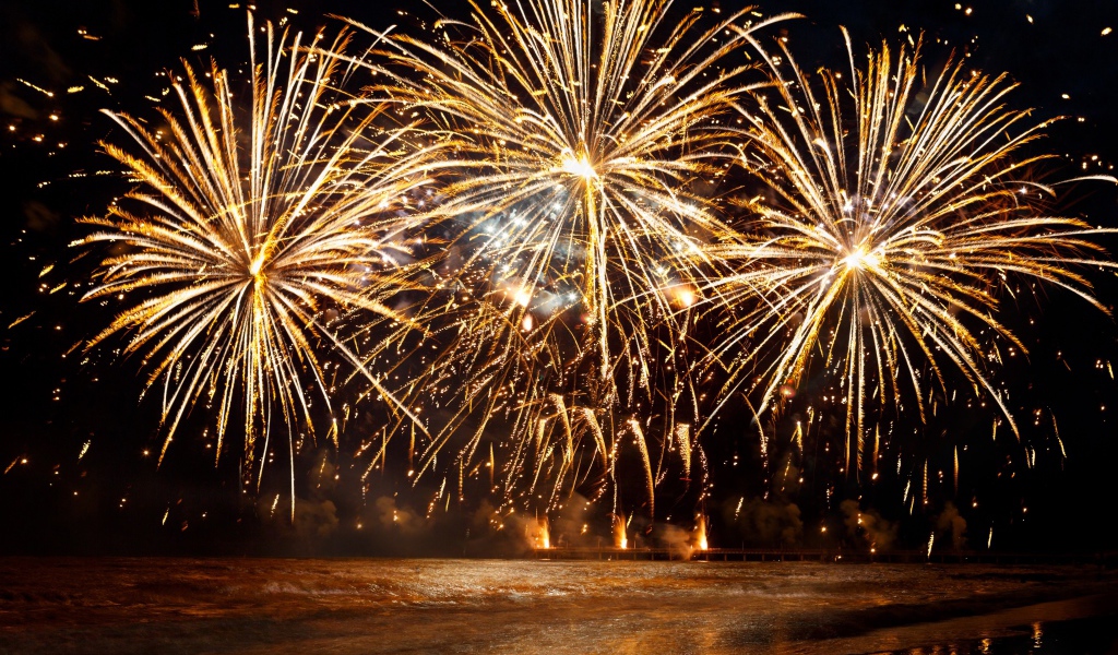 Яркие вспышки новогоднего салюта