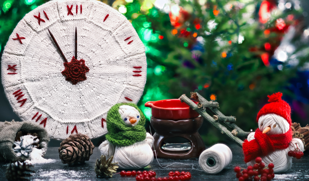 Новогодние часы со снеговиками из нитей
