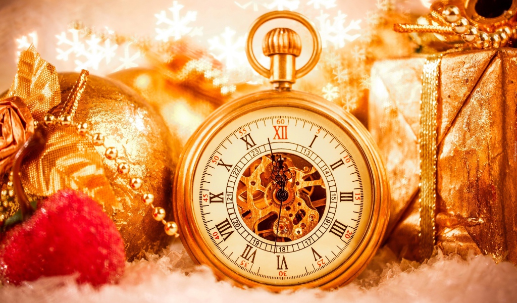 Новогодние украшения с часами крупным планом