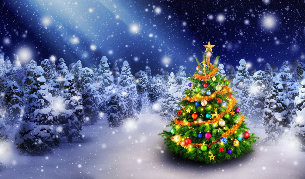 Наряженная елка в покрытом снегом лесу на новый год 2018