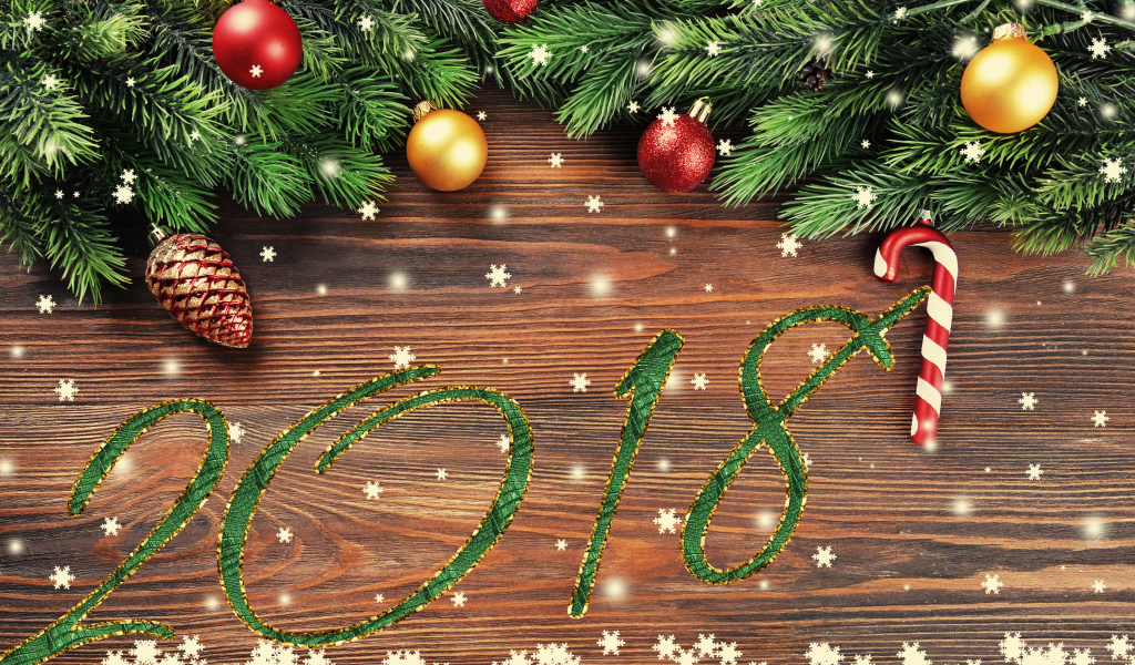 Цифры 2018 на фоне новогоднего декора