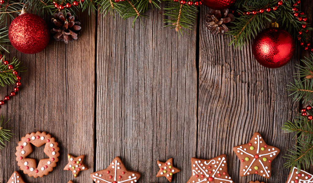 Имбирное печенье и красные елочные шары, фон для новогодней открытки