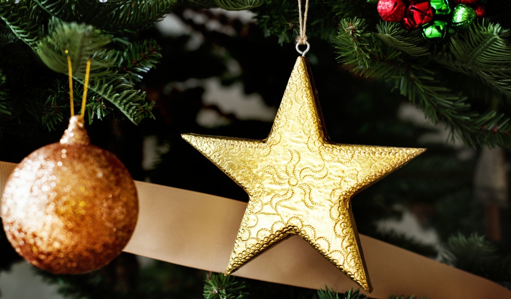 Золотая звезда и шар на новогодней елке