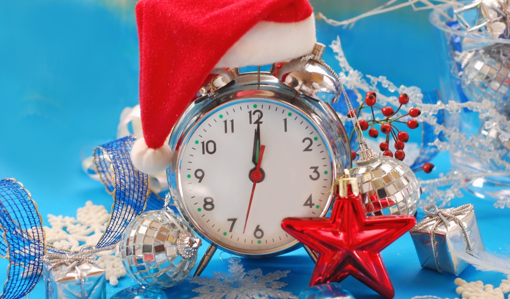 Новогодний будильник показывает двенадцать
