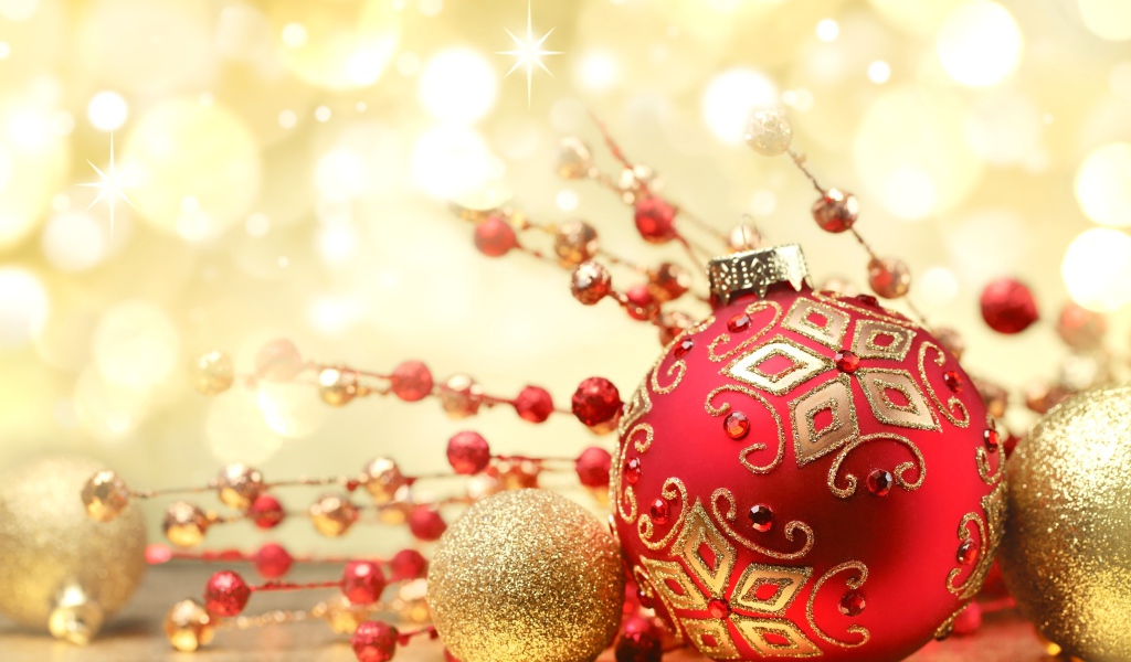 Красный елочный шар с украшениями для Нового года