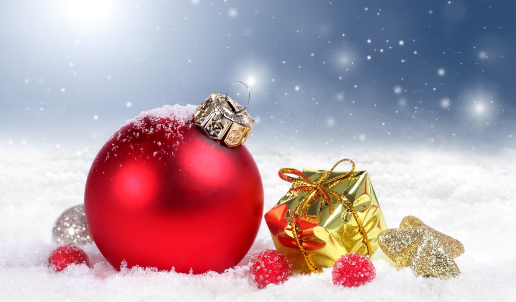 Красный елочный шар с маленькими подарками