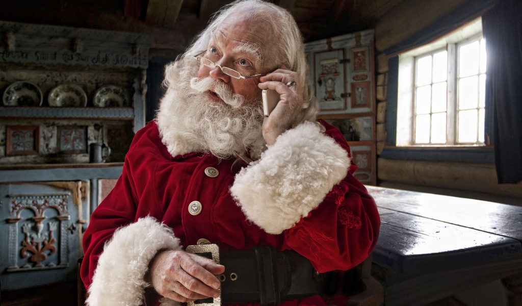 Санта Клаус разговаривает по мобильному телефону