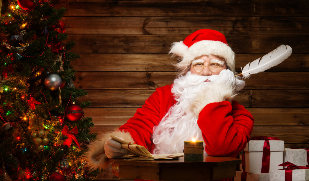 Дед Мороз читает письма у новогодней елки