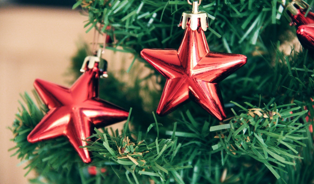 Две красные звезды на елке на Новый год, 2018