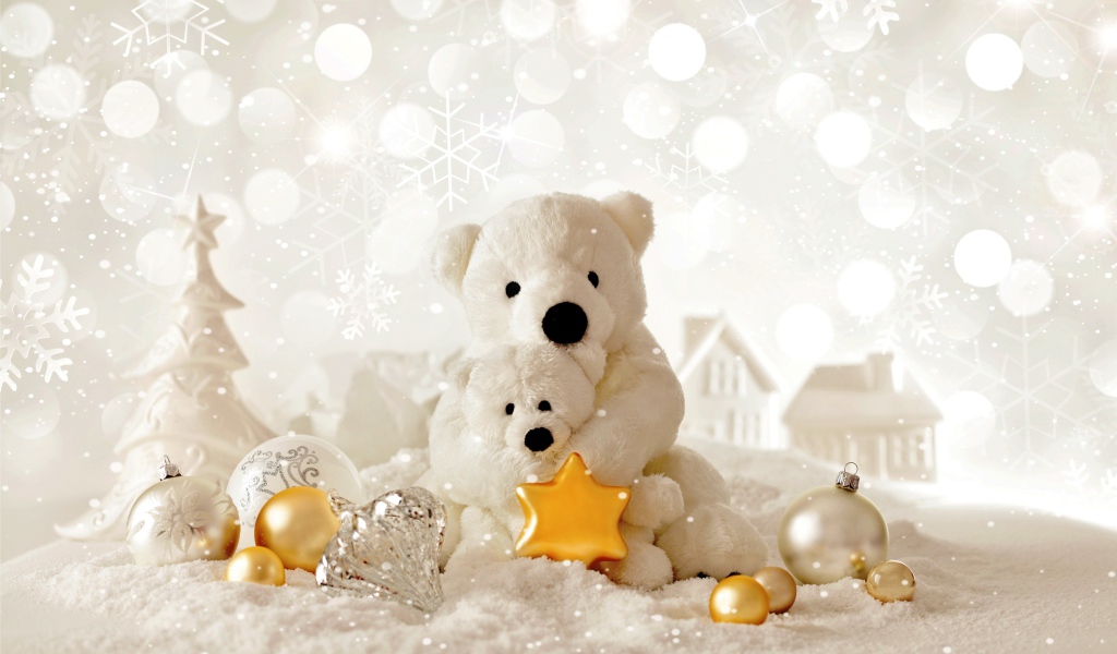 Две белых игрушечных медведя и елочные украшения на Новый год 2018