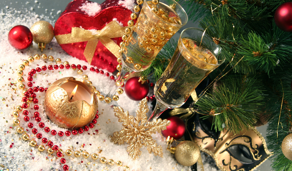 Два фужера с шампанский с новогодним декором под елкой