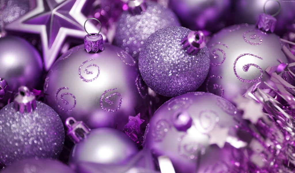 Фиолетовые новогодние елочные шары
