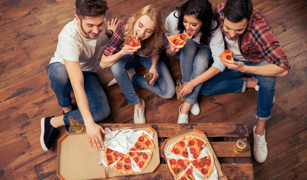 Компания друзей ест аппетитную пиццу