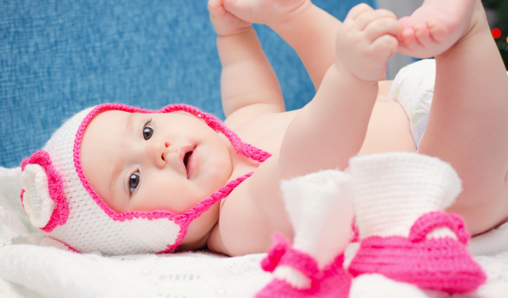 Милый грудной ребенок в вязаной шапке