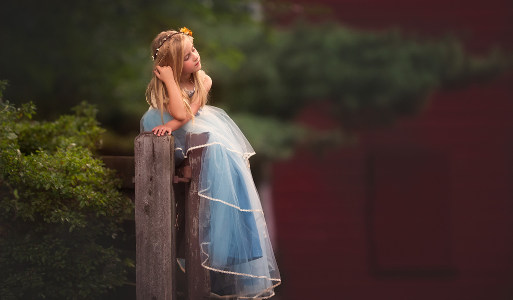 Девочка в красивом длинном голубом платье 