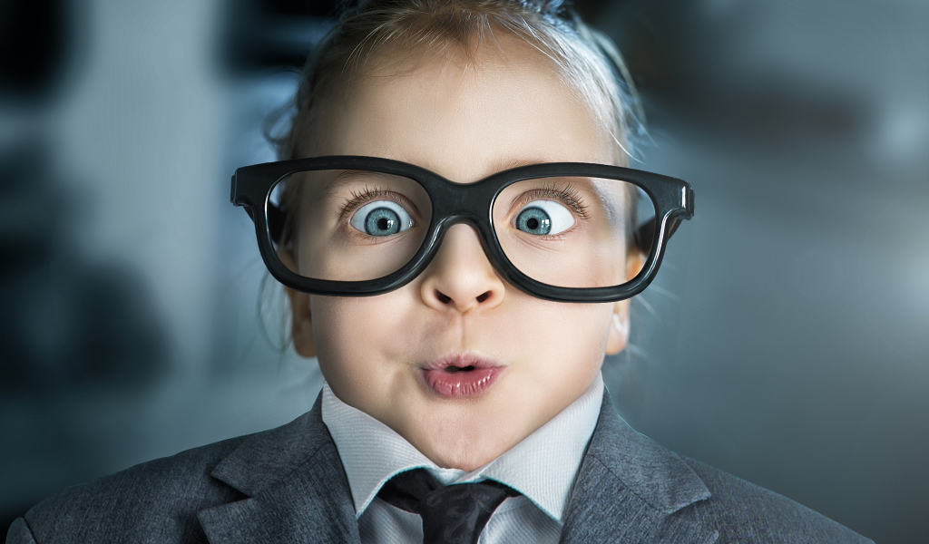 Девочка со смешными глазами в больших очках