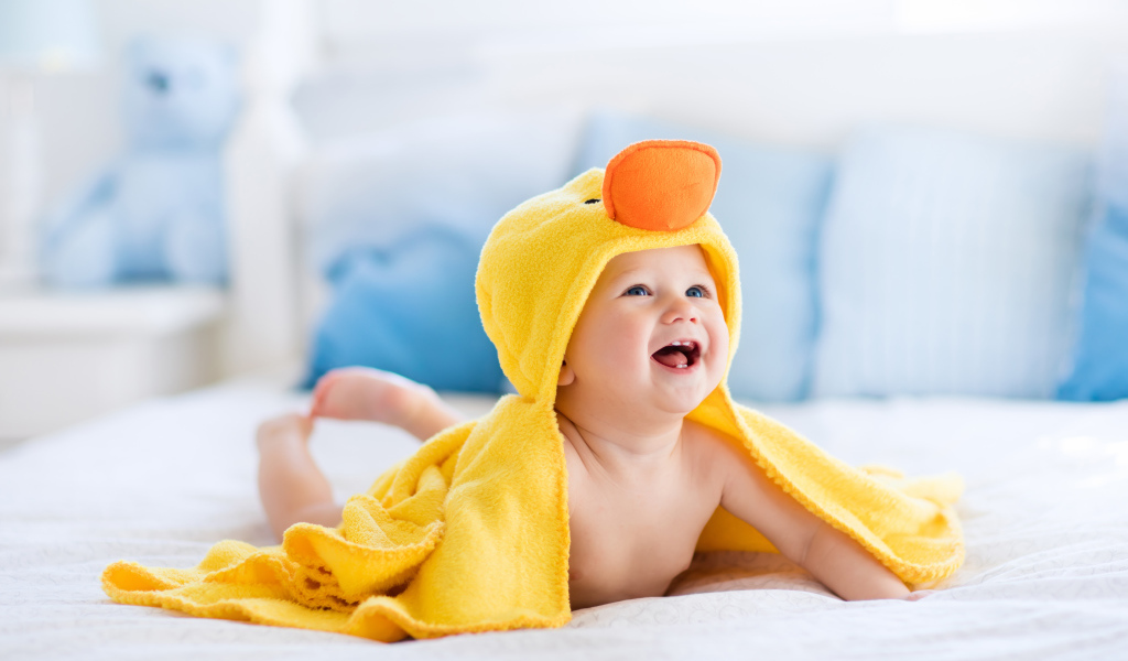 Маленький ребенок в костюме утенка 