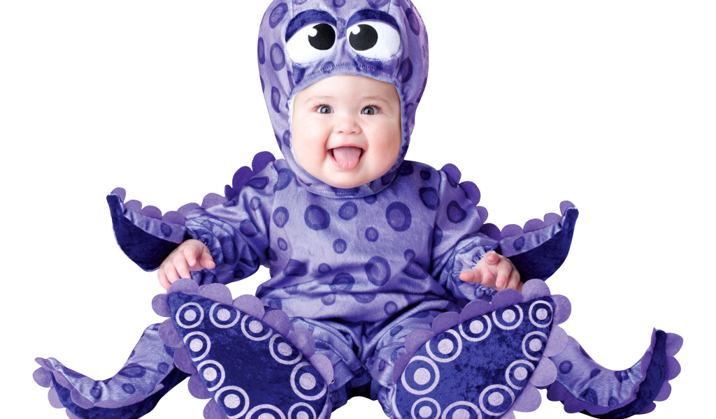 Маленький улыбающийся малыш в забавном костюме