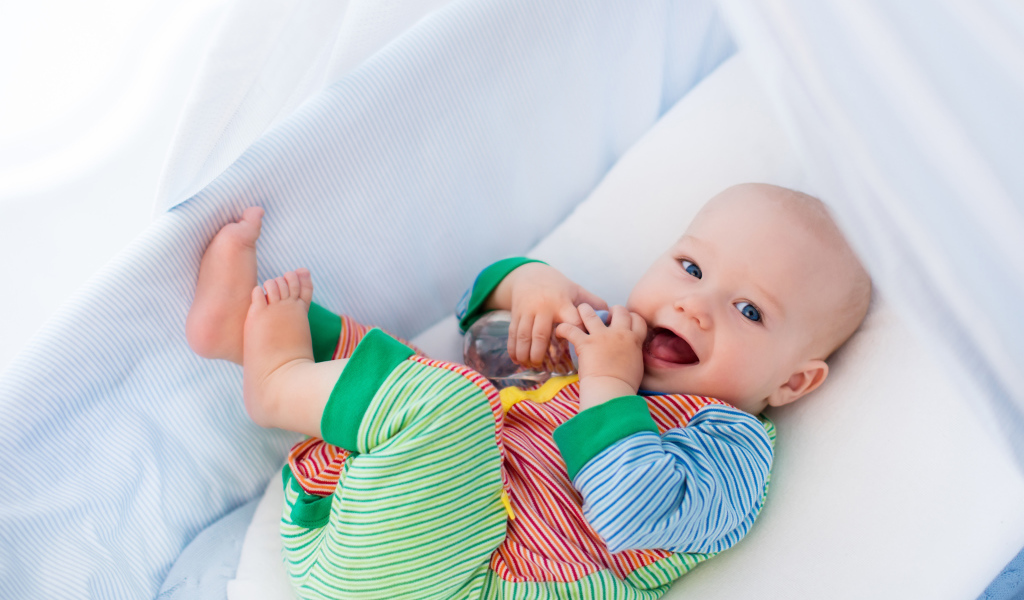 Маленький грудной ребенок в кроватке