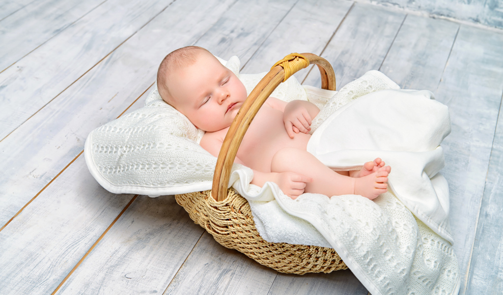 Маленький младенец спит в корзине