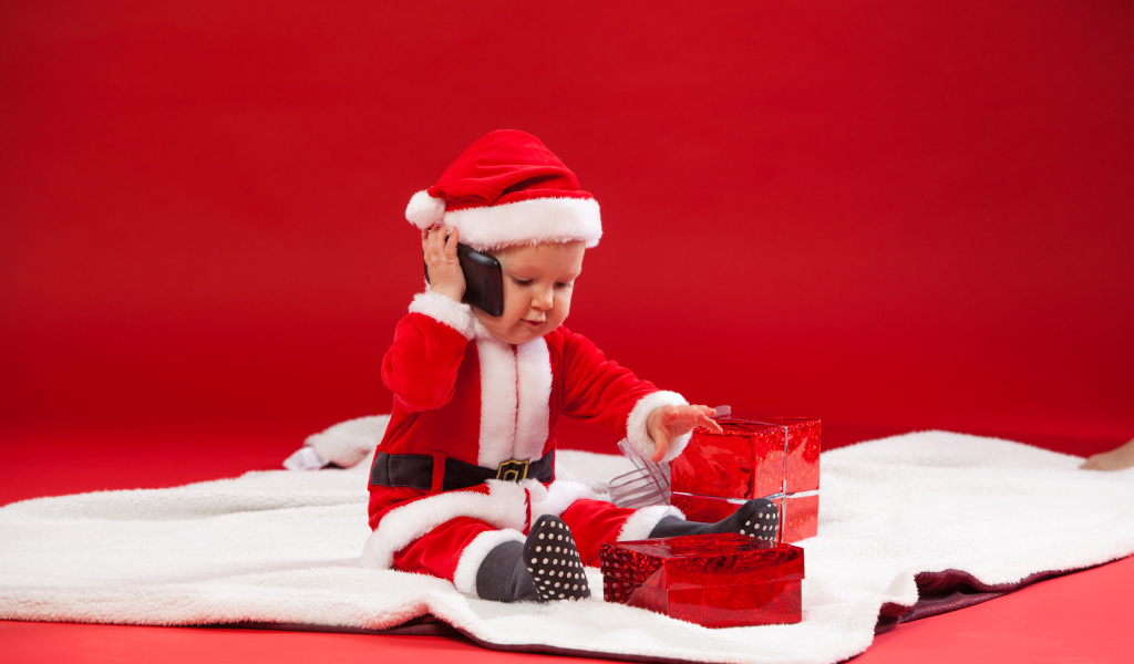Маленький ребенок в новогодней униформе с подарками