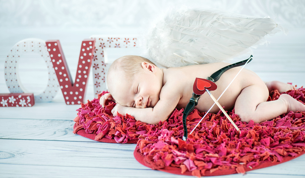 Маленький ребенок в костюме купидона