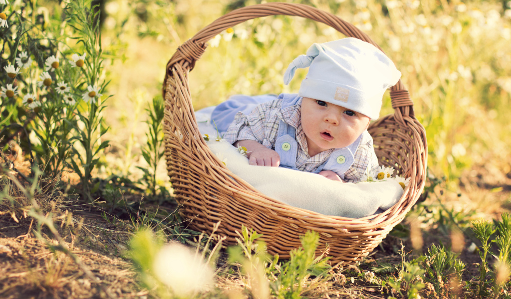 Маленький милый младенец лежит в корзине