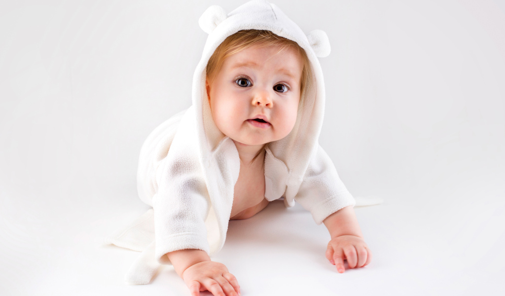 Девочка младенец в белом халате с ушками на капюшоне