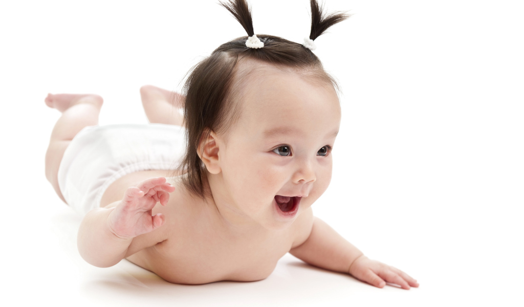 Девочка младенец с хвостиками на голове