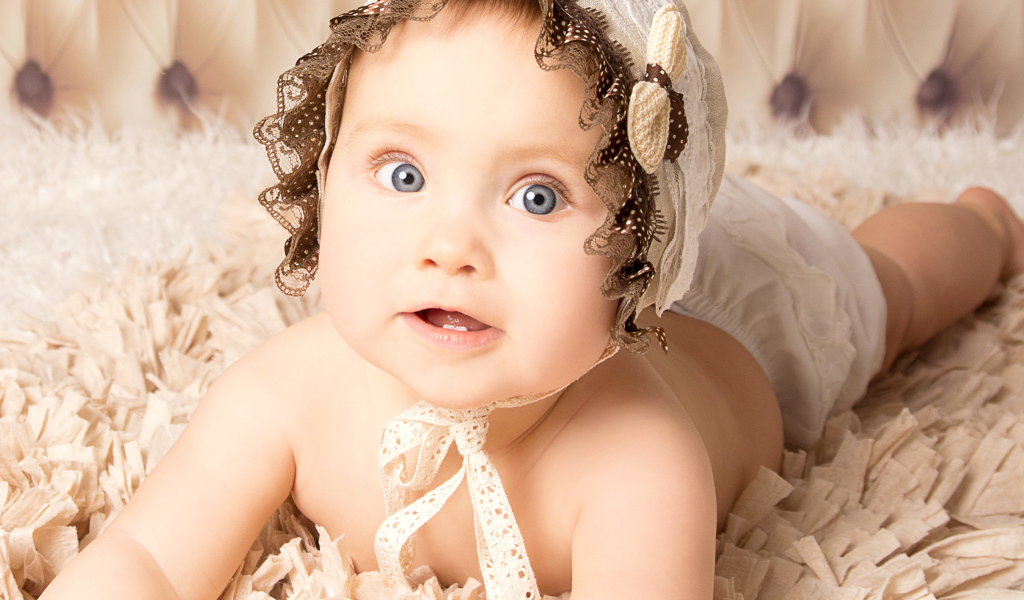 Красивая голубоглазая девочка в шапке