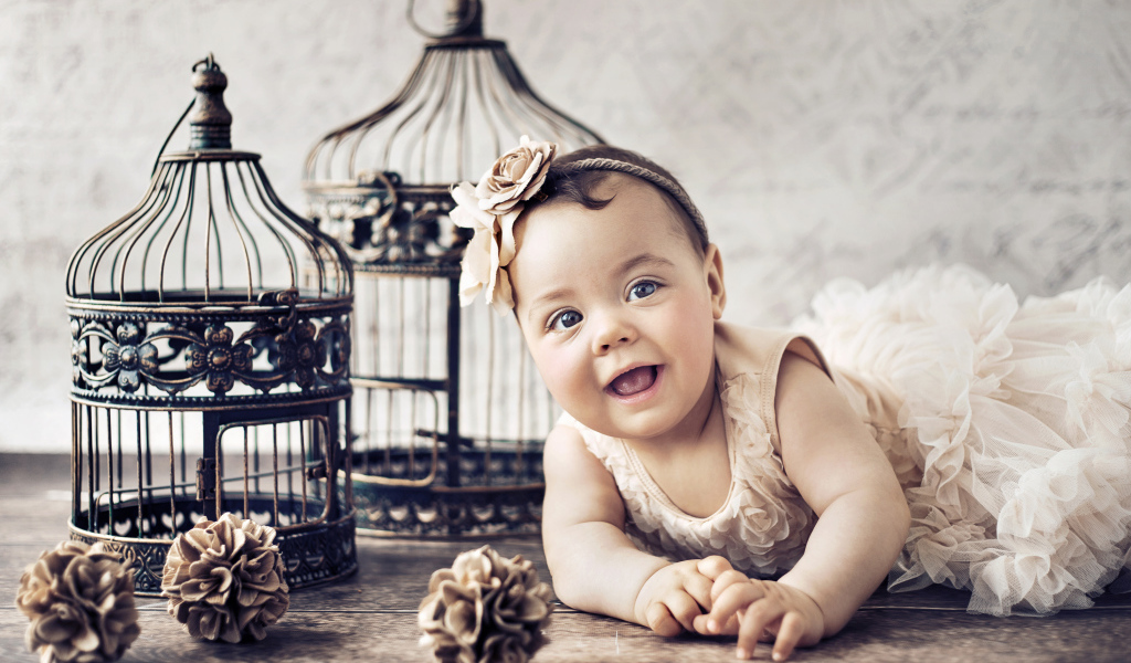 Красивая девочка с железными клетками для птиц