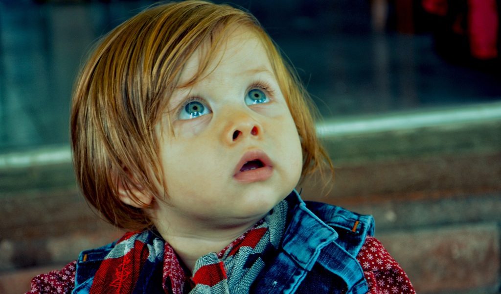 Милый голубоглазый ребенок с рыжими волосами 