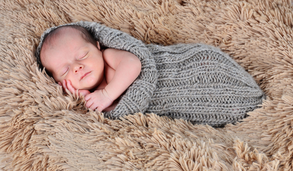 Милый спящий маленький мальчик 