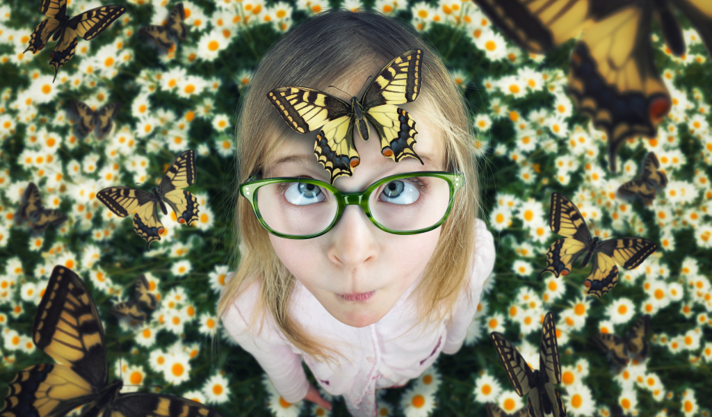 Забавная девочка в очках с бабочкой на голове