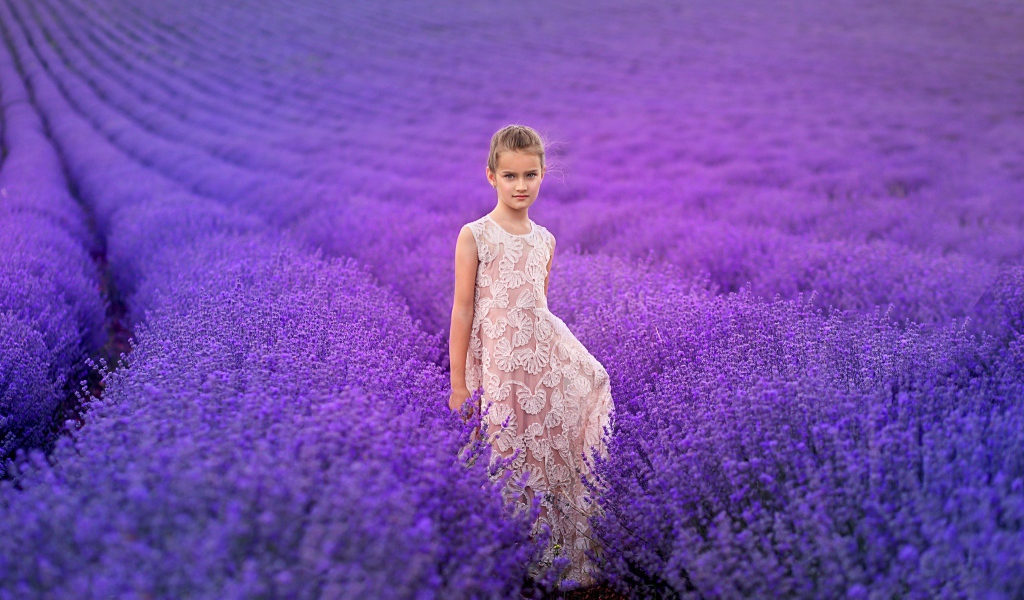 Девочка в красивом платье на лавандовом поле