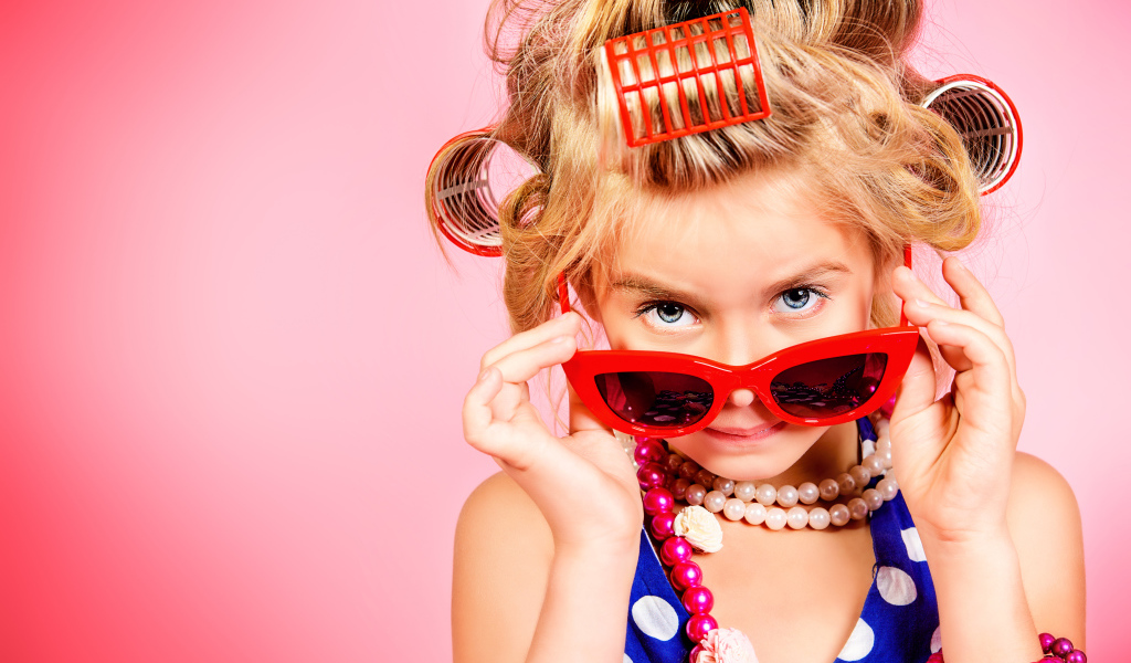 Гламурная девочка в больших красных очках и бигудями на голове