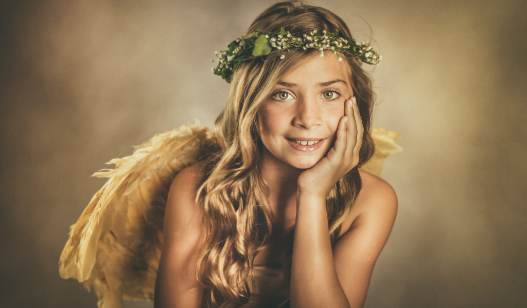 Зеленоглазая красивая девочка с крыльями ангела