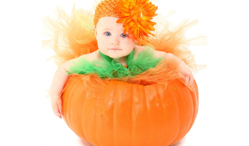 Маленькая красивая девочка с цветком на голове 