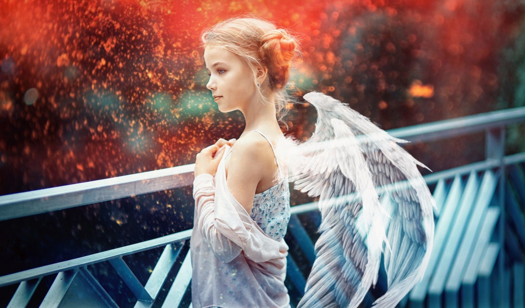 Маленькая красивая девочка с крыльями ангела