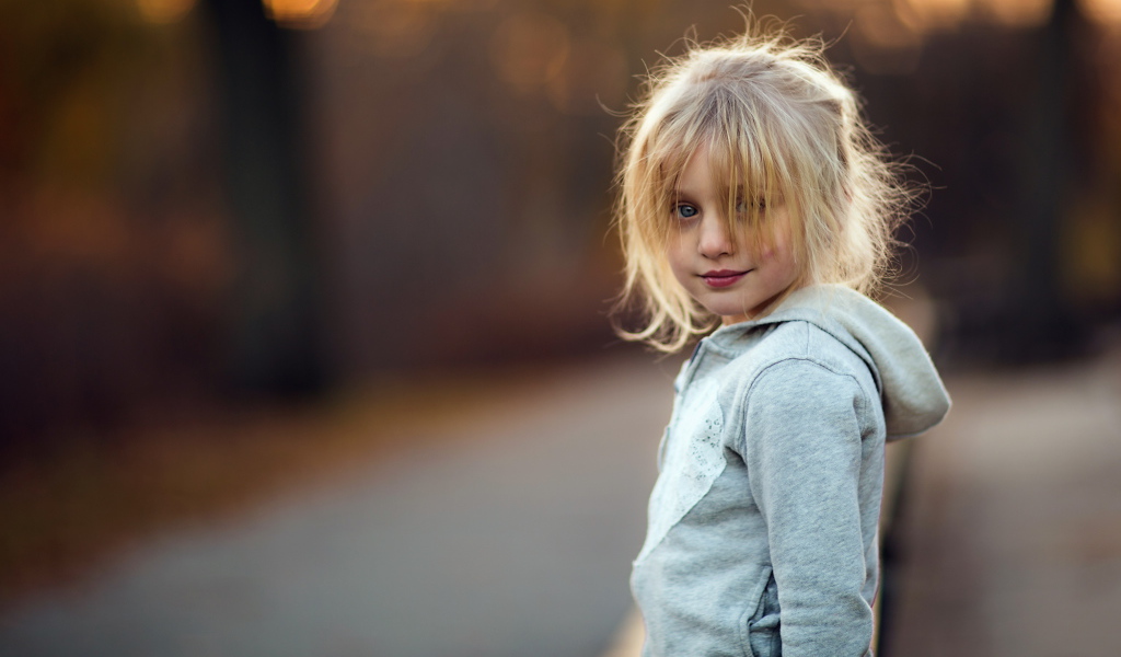 Маленькая девочка блондинка в серой кофте