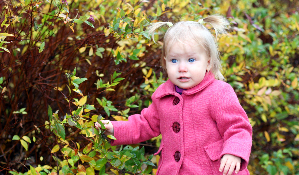 Маленькая голубоглазая девочка в розовом пальто