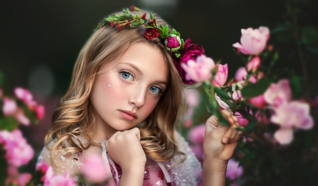 Маленькая голубоглазая девочка с цветами 