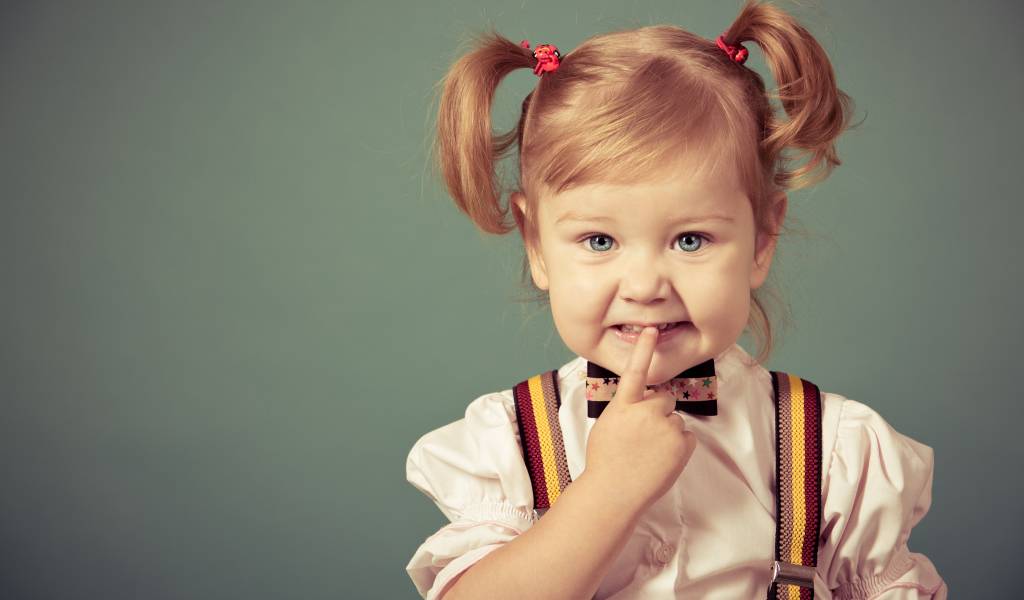 Маленькая голубоглазая девочка с хвостиками