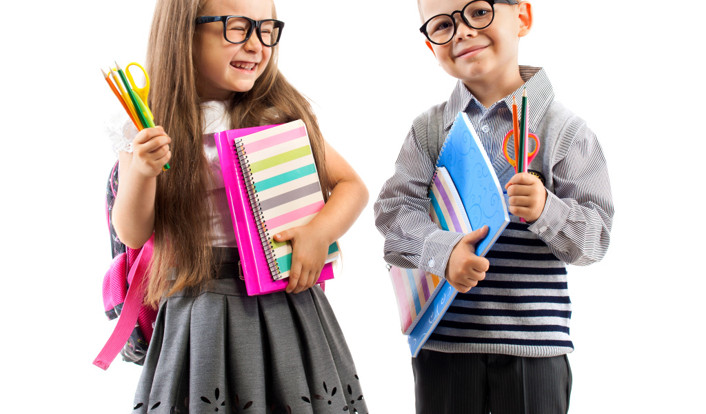 Маленькие мальчик и девочка готовятся к школе