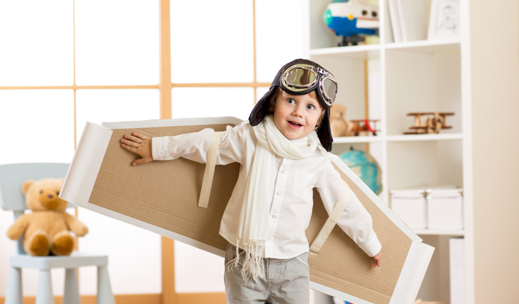 Маленький мальчик будущий летчик