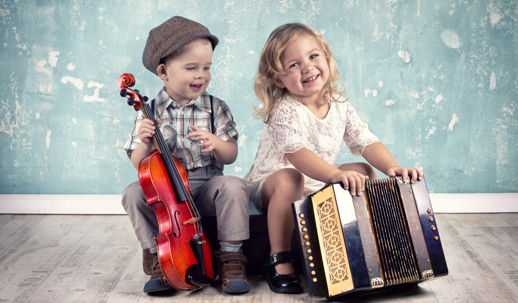 Маленький мальчик со скрипкой и девочка с гармошкой