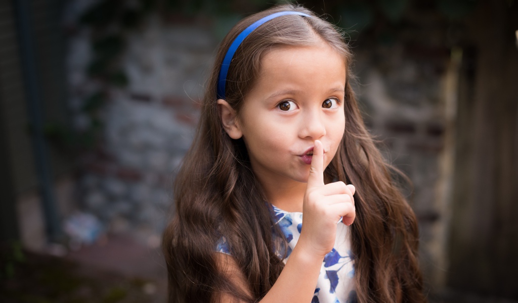 Маленькая кареглазая девочка с длинными волосами