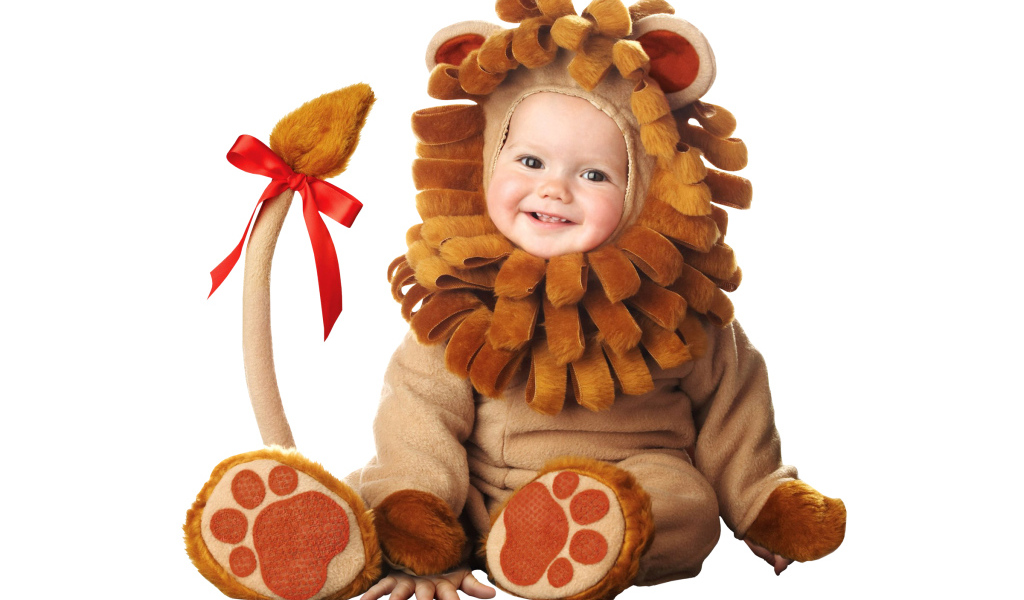 Маленький милый ребенок в костюме львенка на белом фоне